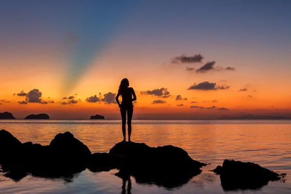 Young woman stay on the beach by the sea and watching the sunset on a tropical island Koh Samui, Thailand — Stock Photo, Image