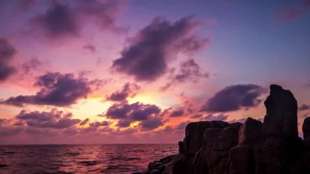 Αυγή πάνω από θάλασσα, βράχους σε ένα τροπικό νησί. 4k time-lapse — Αρχείο Βίντεο