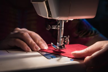 Gecede dikiş makinesi