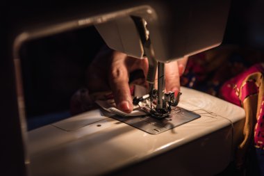 Gecede dikiş makinesi