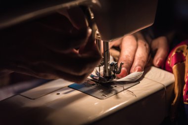 Gecede dikiş makinesi