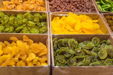 kurutulmuş meyve pazarı içinde