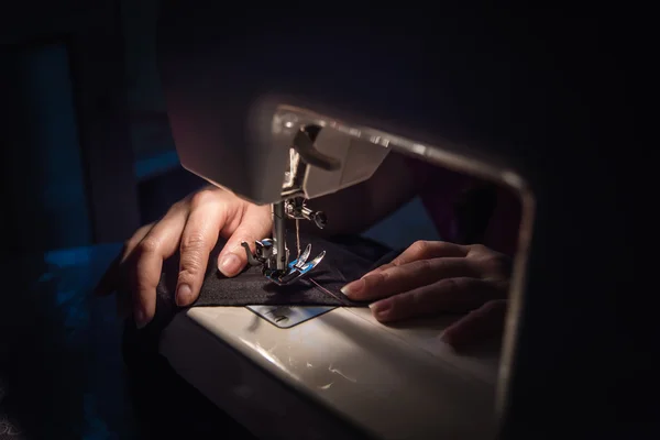 Naaimachine in de nacht — Stockfoto