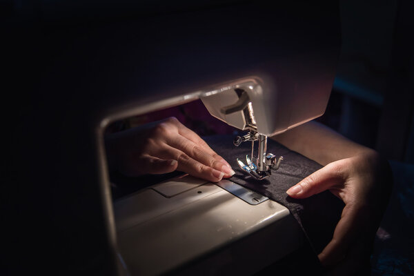 швейная машинка ночью
