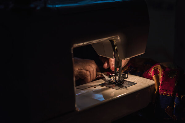 швейная машинка ночью
