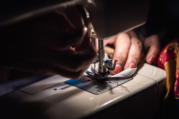 Швейная машина на столе
