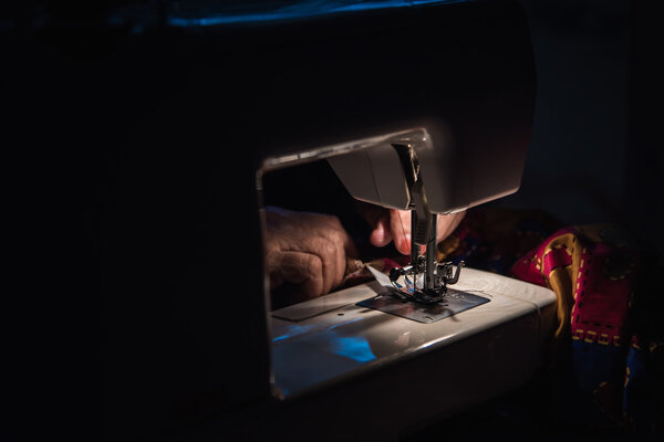 Швейная машина на столе
