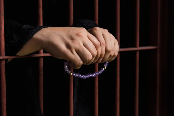 Muslim woman hand in jail — Stock Photo, Image