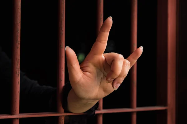 Muslimská žena ruku ve vězení — Stock fotografie