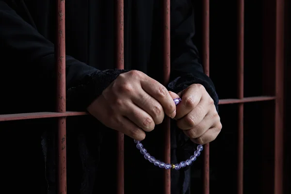 Moslimvrouw hand in de gevangenis — Stockfoto