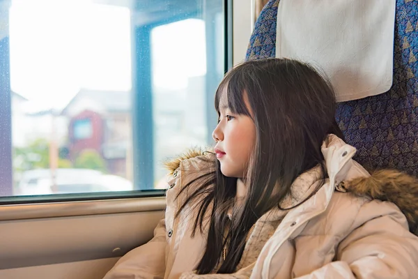 Menina bonito no trem — Fotografia de Stock