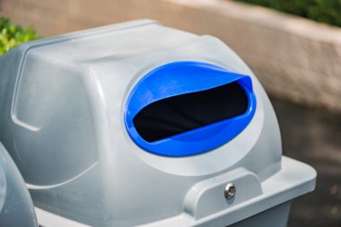 Geri dönüşüm kutusu bahçesinde