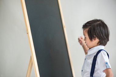 Akıllı Asyalı çocuk