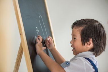 Akıllı Asyalı çocuk