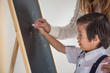 Akıllı Asyalı çocuk