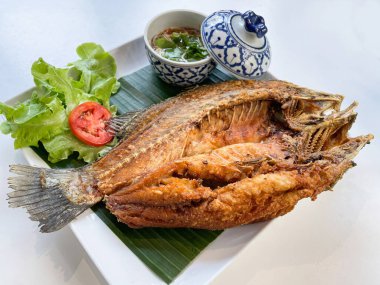 Tayland 'ın favori menüsü Prakapong tod nam pla yerel Tayland restoranında Tayland biberi ve şuruplu Tayland baharatlı sosuyla servis edilir..