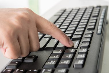 Klavyede acele Backspace