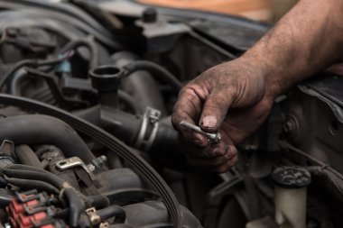 Motor bölümünü oluşturan kapatın