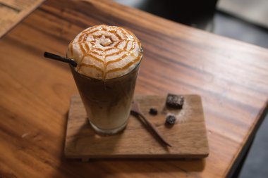 Buz kahve karamel macchiato