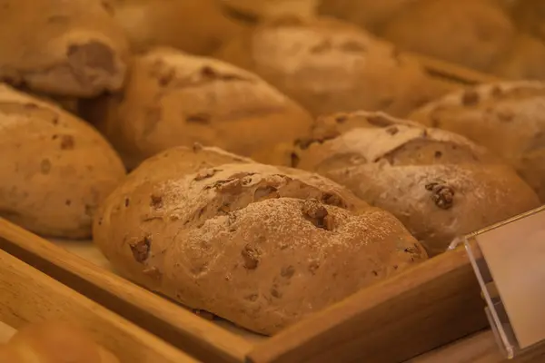 Pane alle noci nel vassoio di legno — Foto Stock