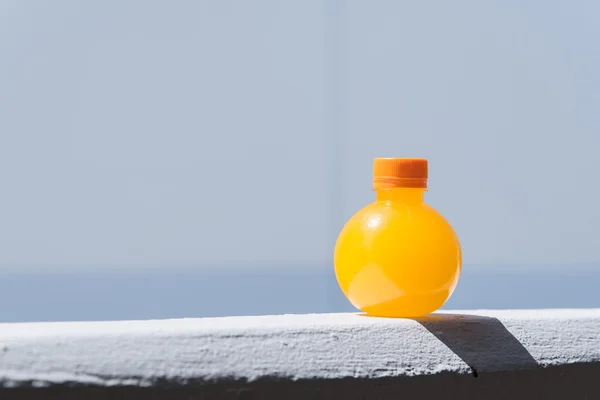 Une bouteille de jus d'orange — Photo