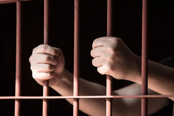 Hand in de gevangenis — Stockfoto