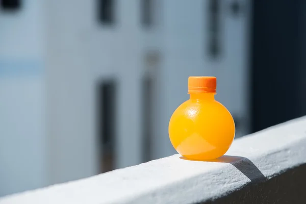 Ένα μπουκάλι του χυμού από πορτοκάλι — Φωτογραφία Αρχείου