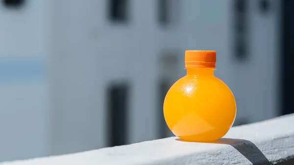 Une bouteille de jus d'orange — Photo