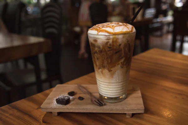 Macchiato de caramelo de café helado — Foto de Stock