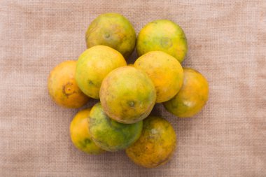 Ahşap tahta üzerinde taze turuncu