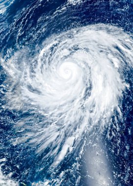 Süper Tayfun kasırgası uydu görüntüsünden okyanusun üzerinde dönüyor. Güçlü bir aşırı hava ve iklim değişikliği konsepti. Bu görüntünün elementleri NASA tarafından desteklenmektedir.