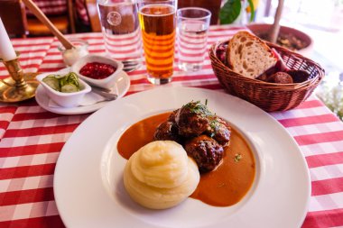 İsveç köfte patates püresi ile