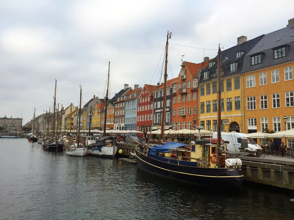 Nyhavn el canal frente al mar en Copenhague, Dinamarca — Foto de Stock