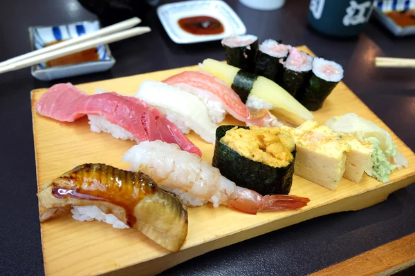 Sushi crudo de pescado fresco — Foto de Stock