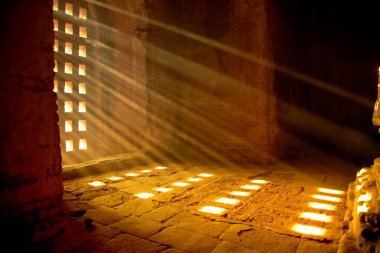 Pagoda içinde acemi ışık ışını altında pansuman olduğunu.