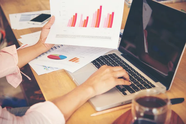 Bovenaanzicht van de jonge werkende vrouw met laptop — Stockfoto