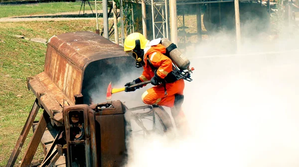 Bombeiro Lutando Com Chama Usando Motor Pulverização Espuma Água Química — Fotografia de Stock
