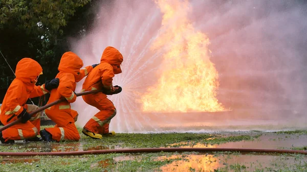 Πυροσβέστης Που Παλεύει Φλόγα Χρησιμοποιώντας Πυροσβεστικό Σωλήνα Χημική Μηχανή Ψεκασμού — Φωτογραφία Αρχείου