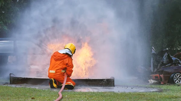 Brandman Slåss Med Lågan Med Brandslang Kemisk Vatten Skum Spraymotor — Stockfoto