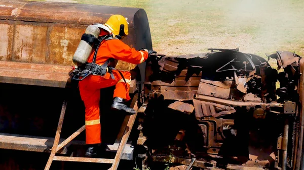 Tfaiyeci Yangın Hortumuyla Kimyasal Köpüklü Sprey Motorla Savaşıyor Tfaiyeciler Korunmak — Stok fotoğraf