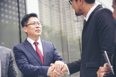 Ortak İşletme Vakfı Takım Çalışması Ortaklığı. Sanayi müteahhidi yumruk tokuşturma görevi. Görev ekibi, İnsan Yumruğu 'nun El sıkışması grubuyla buluşuyor. Business Trust takım çalışması kavramı