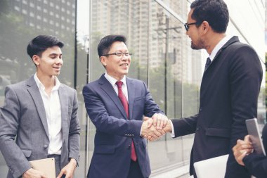 Ortak İşletme Vakfı Takım Çalışması Ortaklığı. Sanayi müteahhidi yumruk tokuşturma görevi. Görev ekibi, İnsan Yumruğu 'nun El sıkışması grubuyla buluşuyor. Business Trust takım çalışması kavramı