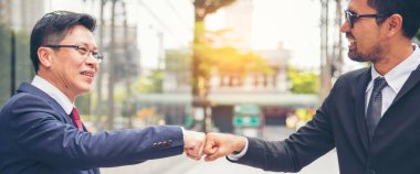 Takım İş Ortakları yeni projeyi başlatmak için el sıkışıyor. Ofis dışı modern şehir geçmişi dışında el sıkışan takım çalışması ortaklığı. İş adamı el sıkışması. İş konsepti