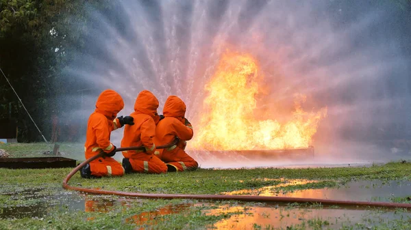 Hasič Bojující Plamenem Pomocí Požární Hadice Chemické Vodní Pěny Stříkací — Stock fotografie