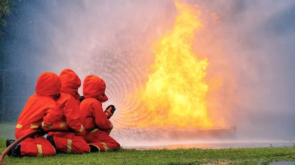 Hasič Bojující Plamenem Pomocí Požární Hadice Chemické Vodní Pěny Stříkací — Stock fotografie