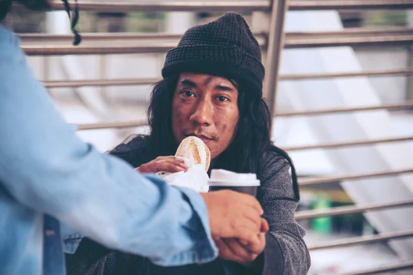 Mujer Ayudando Las Personas Sin Hogar Pobreza Hombre Mendigo Cogido — Foto de Stock