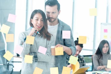 Beyin fırtınası yaratıcılığı tasarımı, başlangıç takım çalışması ile yapışkan not takımı toplantısı sonrası kullanılır. İş ortaklarıyla bir araya gelen ortak beyin fırtınası ekipleri konferansta fikir alışverişinde bulundu.