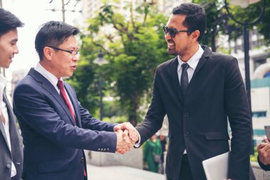 Ortak İşletme Vakfı Takım Çalışması Ortaklığı. Sanayi müteahhidi yumruk tokuşturma görevi. Görev ekibi, İnsan Yumruğu 'nun El sıkışması grubuyla buluşuyor. Business Trust takım çalışması kavramı