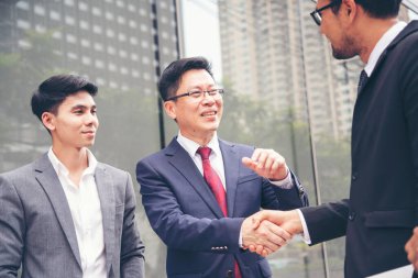 Ortak İşletme Vakfı Takım Çalışması Ortaklığı. Sanayi müteahhidi yumruk tokuşturma görevi. Görev ekibi, İnsan Yumruğu 'nun El sıkışması grubuyla buluşuyor. Business Trust takım çalışması kavramı