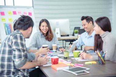 Birlikte Çalışan İş Adamları Konferans Odasında Çok Etnik Takım İşbirliği Ekibi İletişim Konsepti. Çeşitlilik Ortaklığı Toplantısı İş Adamları Ekibi Beyin Fırtınası